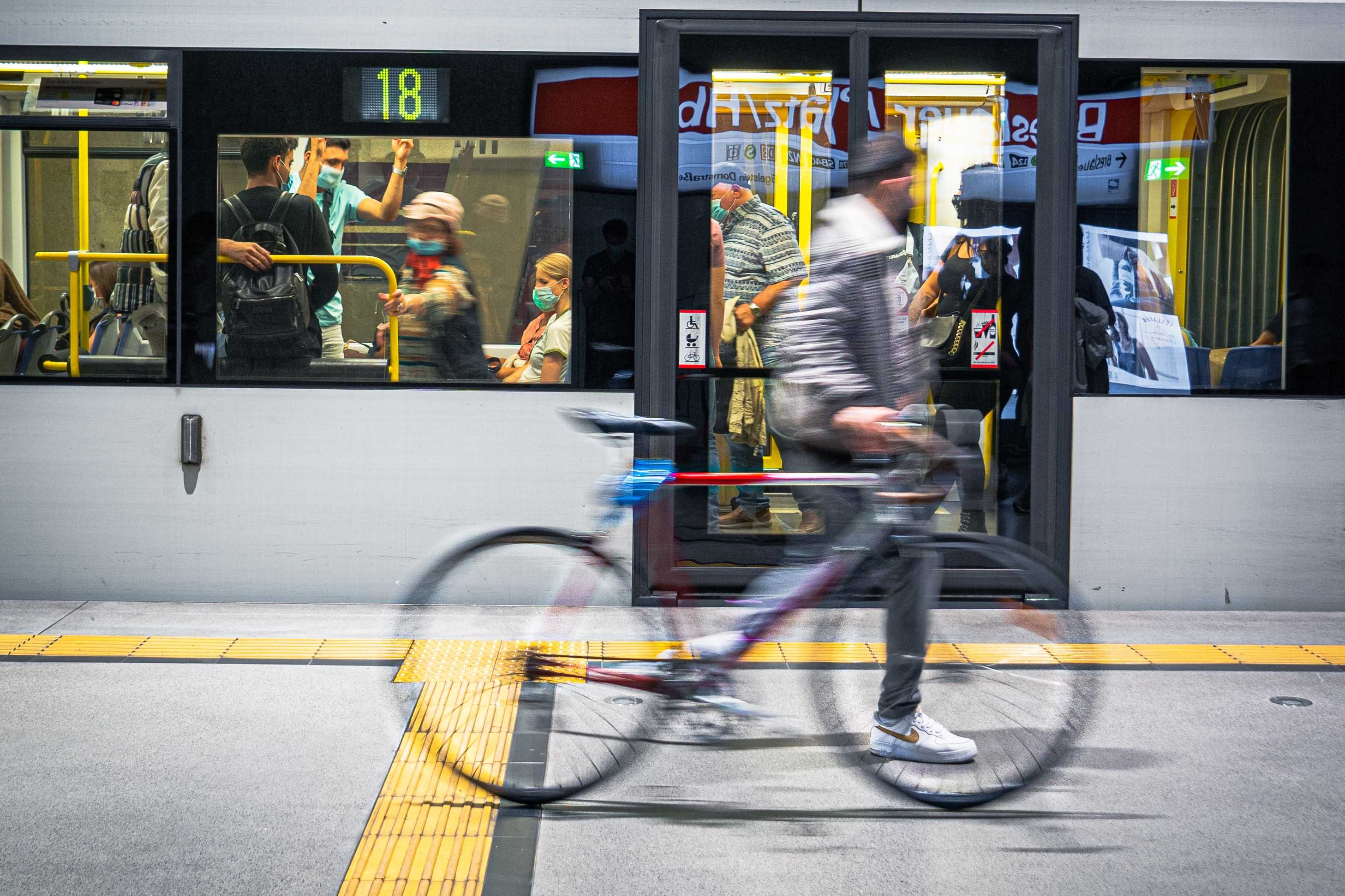 Active and sustainable travelling by train